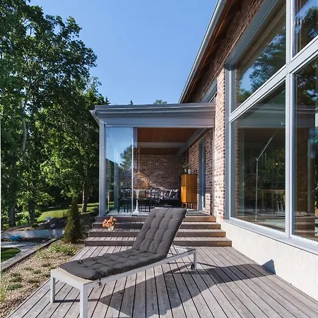 Stunning 7bed & House W/ Pier & Sauna Lempaala